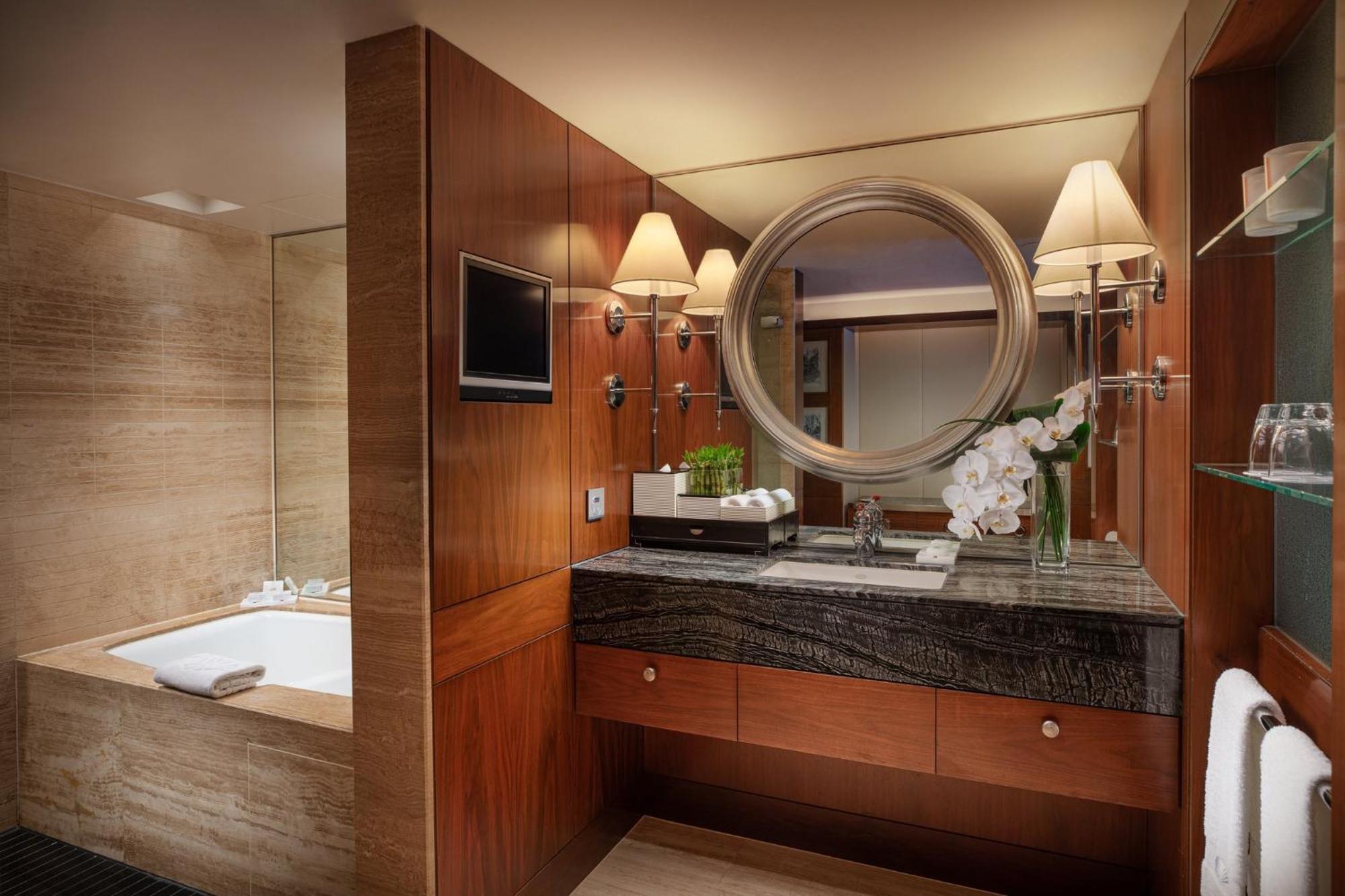 Mandarin Oriental, 香港